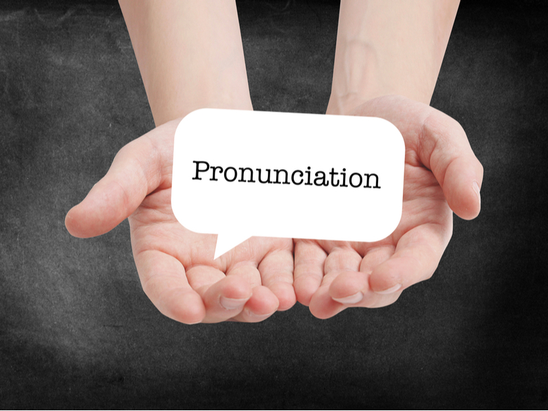Pronunciationと書かれた引用符と両手