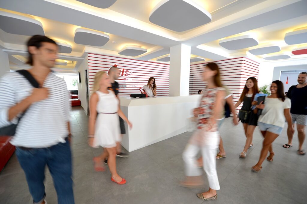 IELS Maltaの受付カウンター