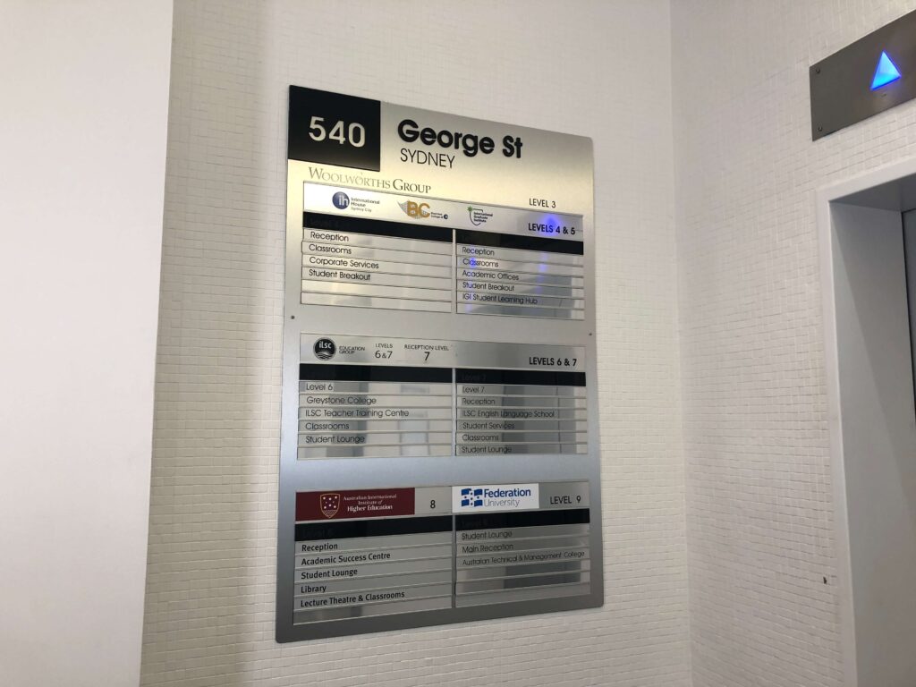 ILSC Sydneyキャンパスの入居フロア案内サイン（George St 540のビル内）