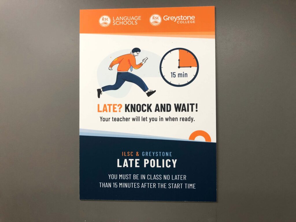 ILSC SydneyとGreystone Collegeの遅刻ポリシー案内ポスター（授業開始15分後まで入室可能と説明）