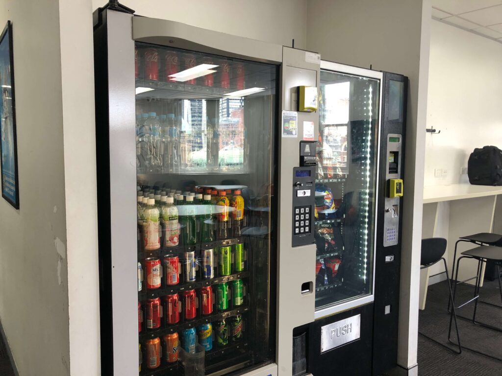 ILSC Sydneyの学生ラウンジに設置された飲料とスナックの自動販売機