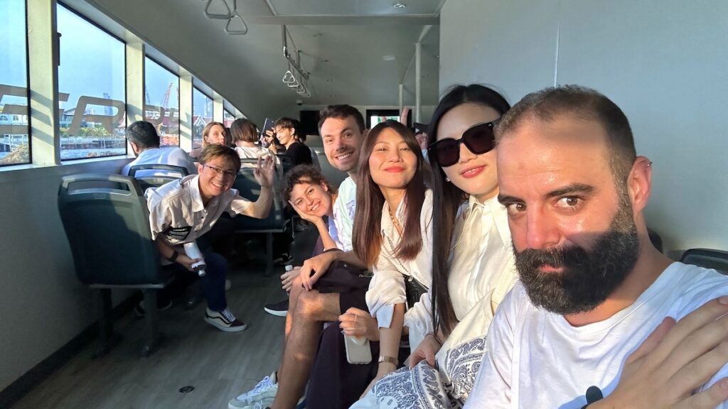 International House Bangkokのボートツアーに参加する生徒