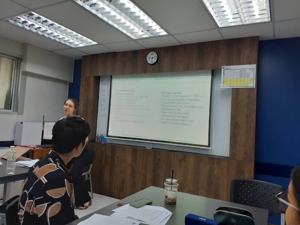 International House Bangkokの教室で授業を行う講師と生徒