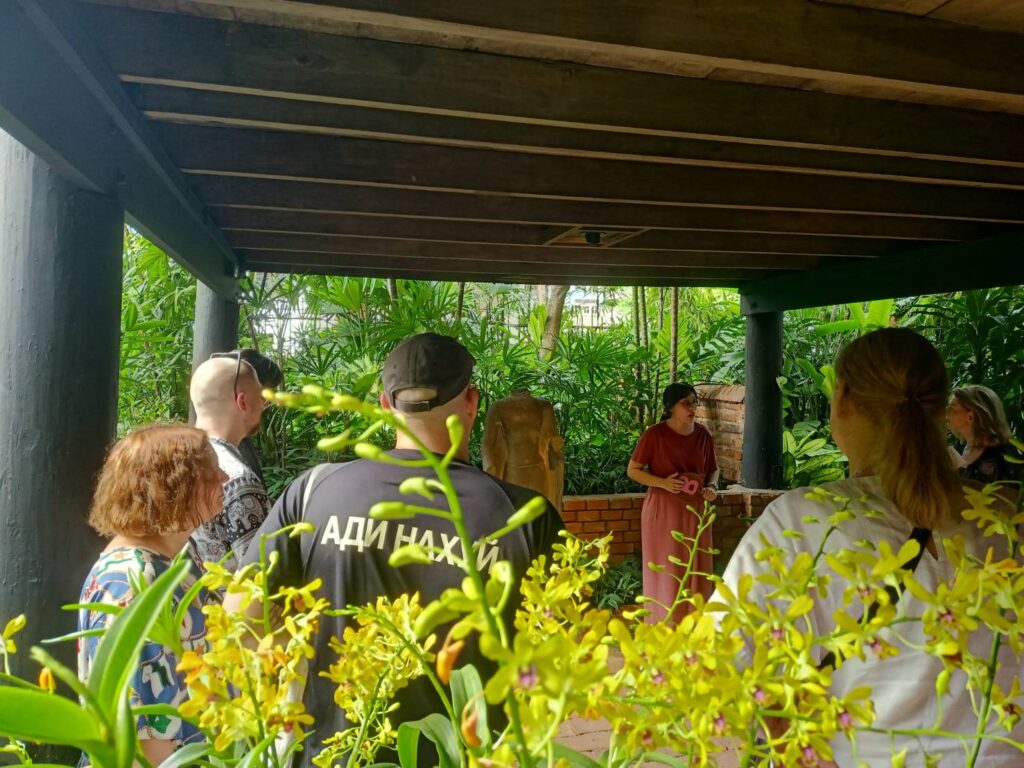 International House Bangkokのガーデン見学アクティビティの様子