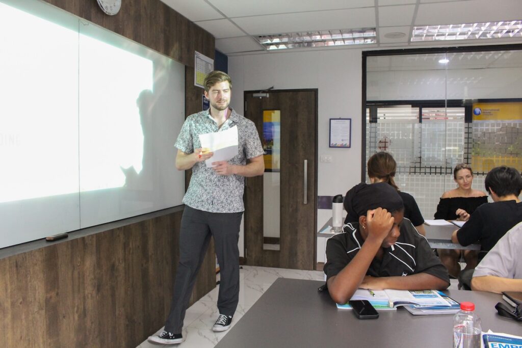 International House Bangkokで講師が指導する授業風景