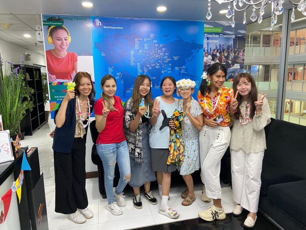 International House Bangkokの校内イベントで撮影された集合写真