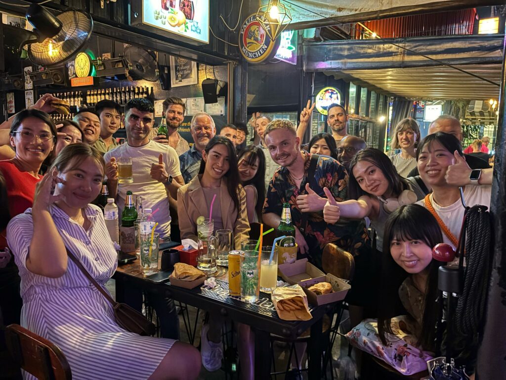 International House Bangkokのソーシャルイベントで交流する生徒