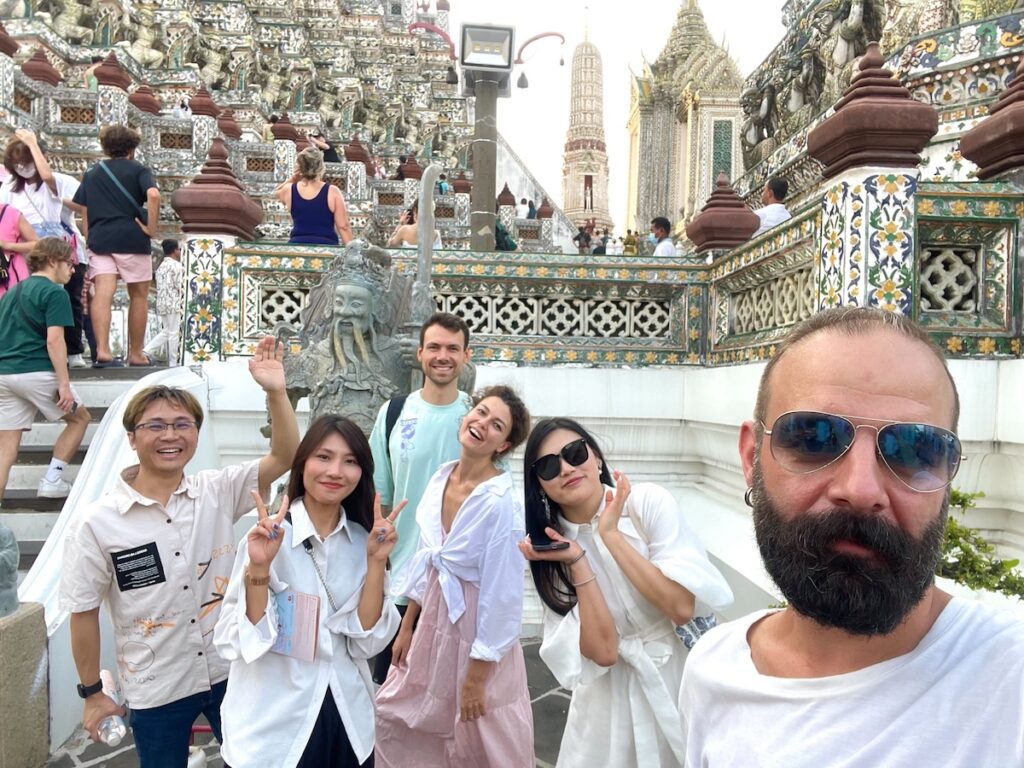 International House Bangkokの寺院観光アクティビティに参加する生徒