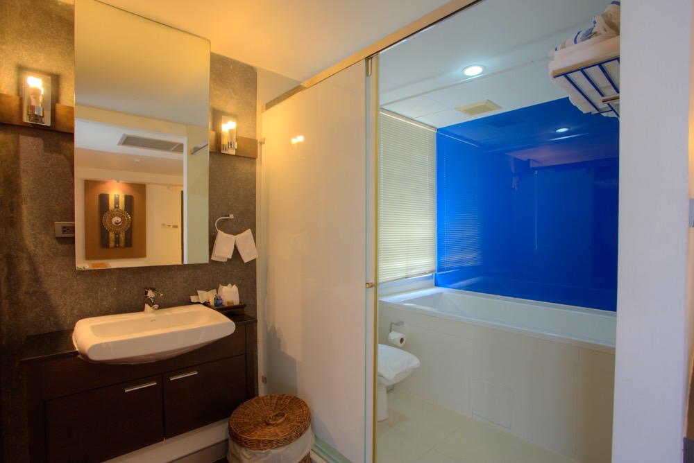 IHバンコク提携Mona Suiteのバスルーム