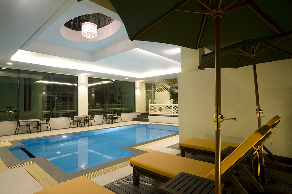 IHバンコク提携Mona Suiteの屋内プール