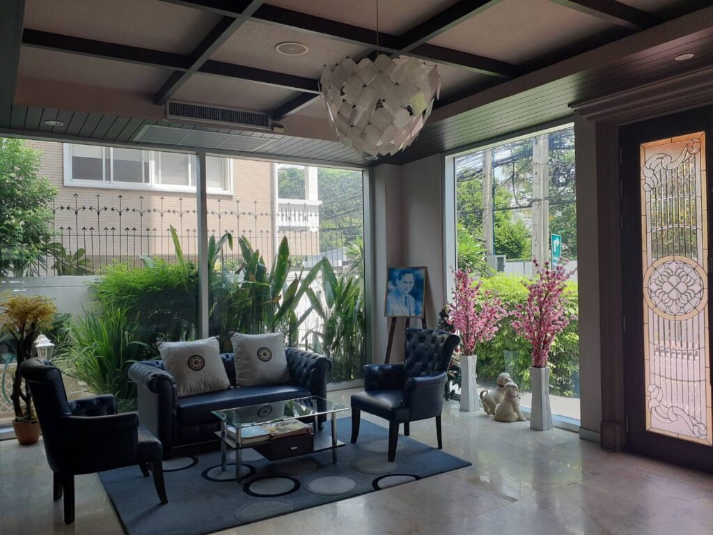 IHバンコクが手配するMona Suiteのロビーラウンジ内観