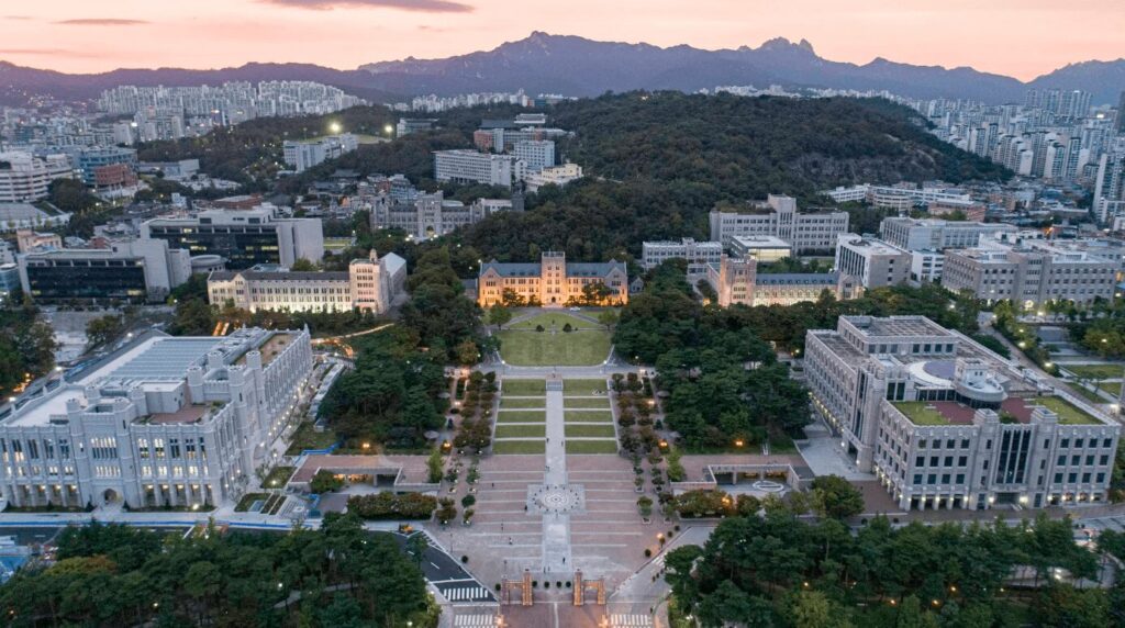 夕暮れ時の高麗大学キャンパスの空撮写真