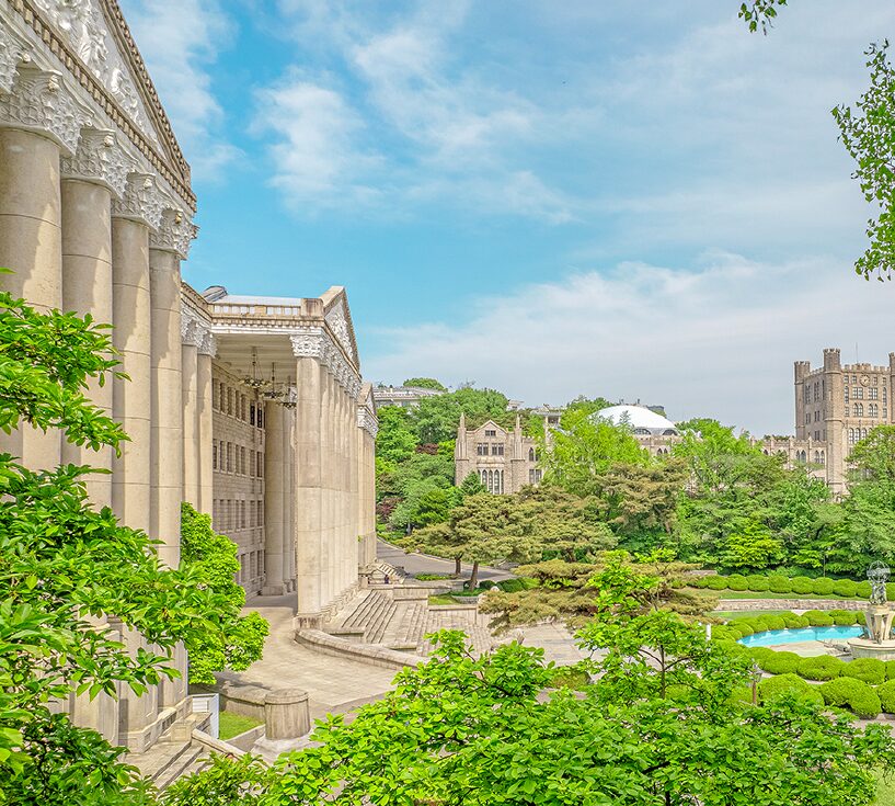 慶熙大学の荘厳な建築と緑豊かなキャンパス風景、噴水とコロニアル様式の講堂が映える春の景色