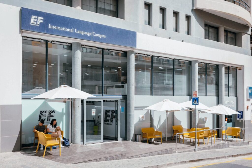 EFマルタ校の校舎外観で、International Language Campusの入口とテラス席が写っている様子