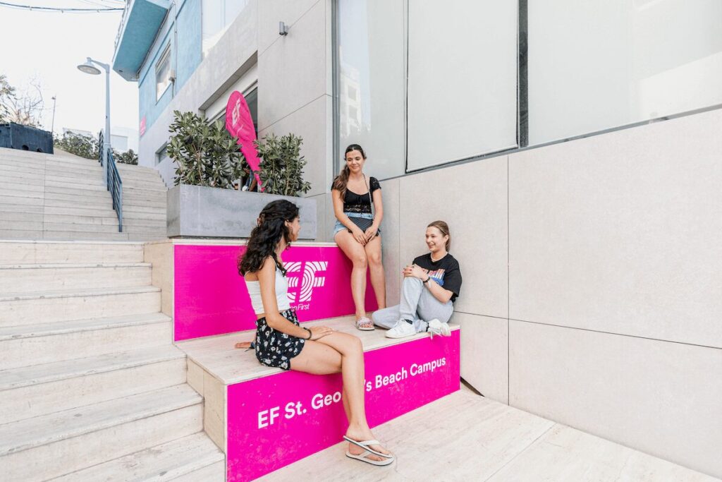 EFマルタ校の校舎前にある共有スペースで、生徒たちが座って交流している様子