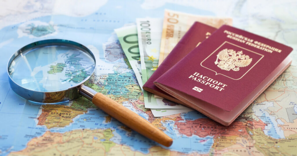 世界地図と虫眼鏡とパスポートとお金