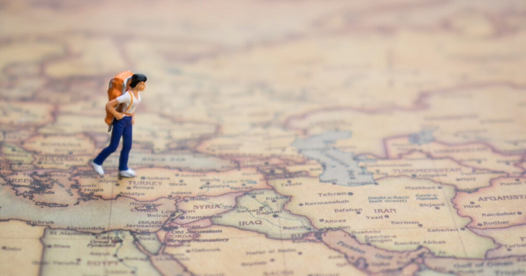 世界地図と人形