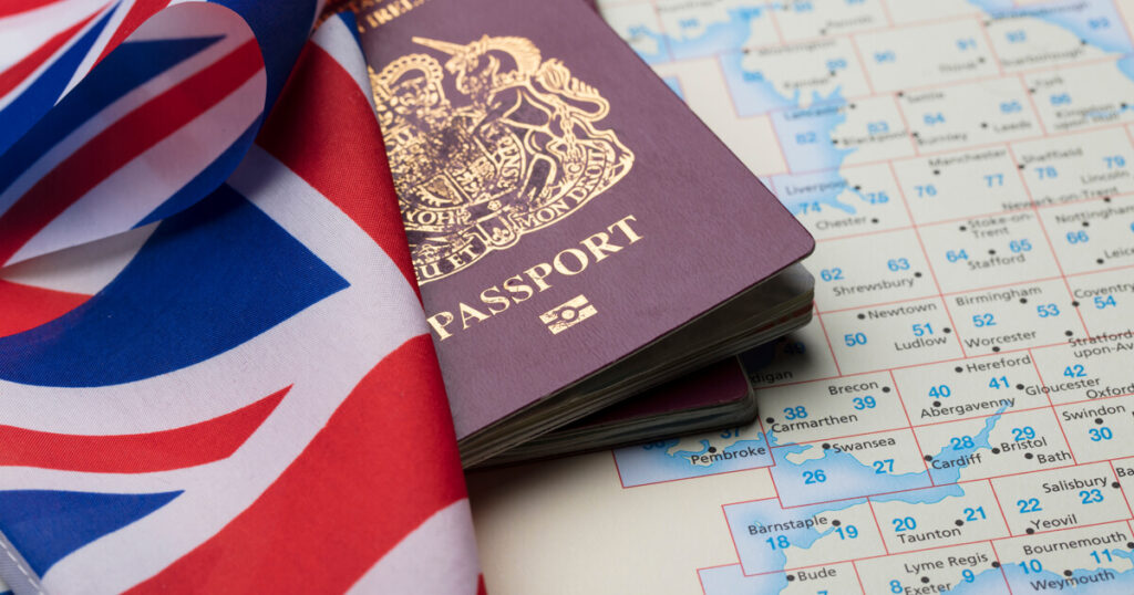 イギリスの国旗とパスポート