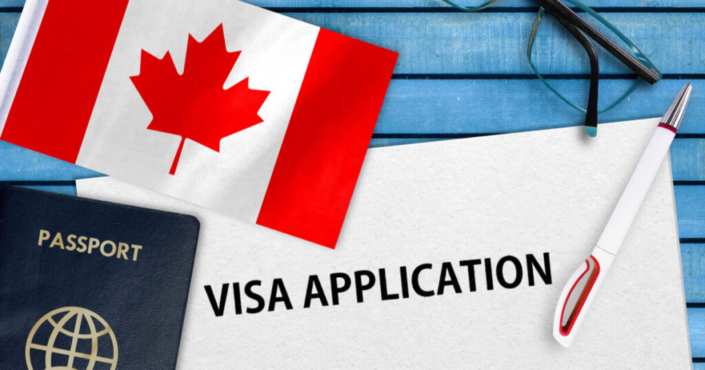 カナダの国旗とビザ申込書