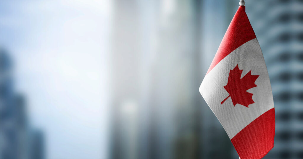 カナダの国旗と街並み