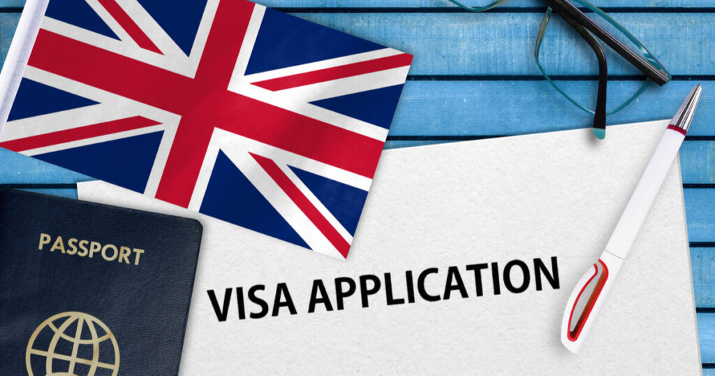 イギリスの国旗とビザ申請書