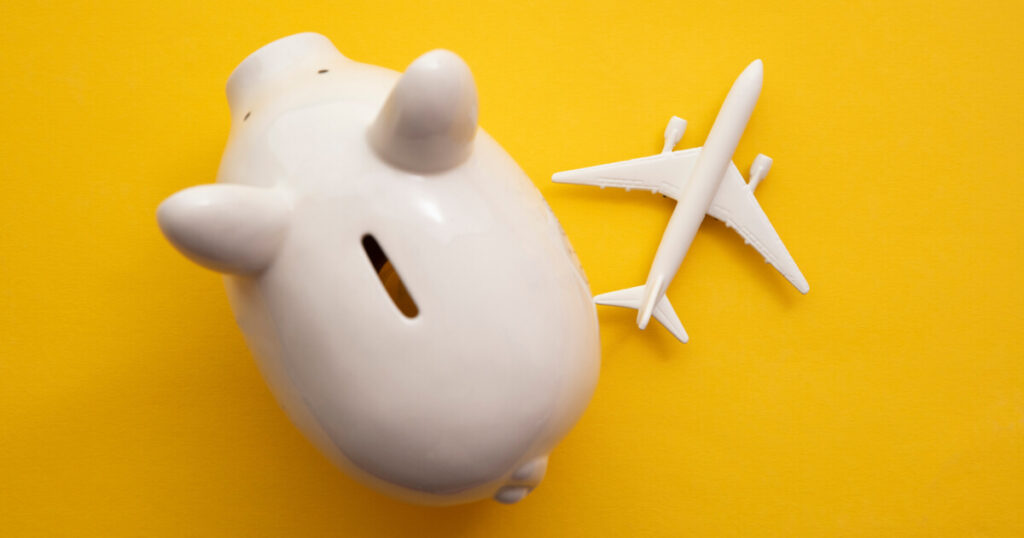 豚の貯金箱と飛行機の模型