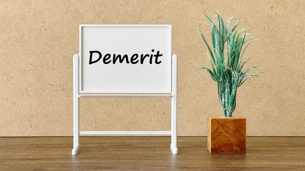 Demeritと書かれたホワイトボード