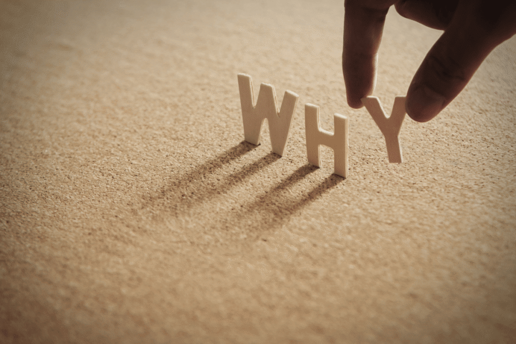 WHYの文字を持ち上げる指