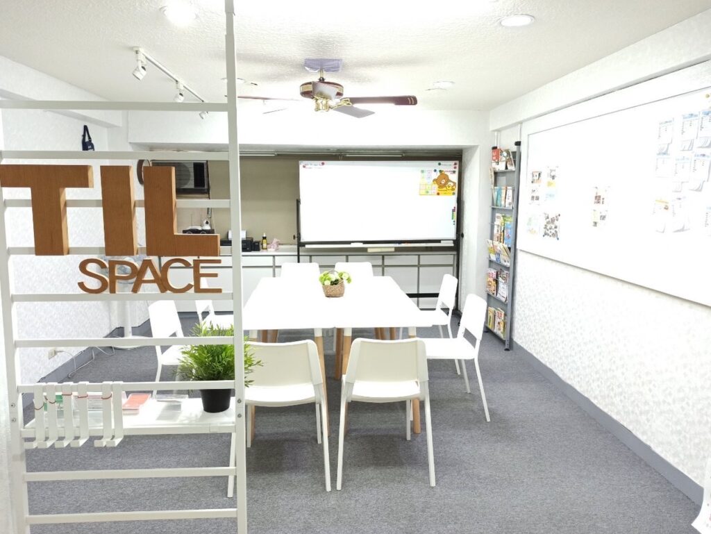 台南にある毎日留学ナビの現地オフィス内観。ホワイトボードとミティングテーブルが並ぶ明るいオフィス