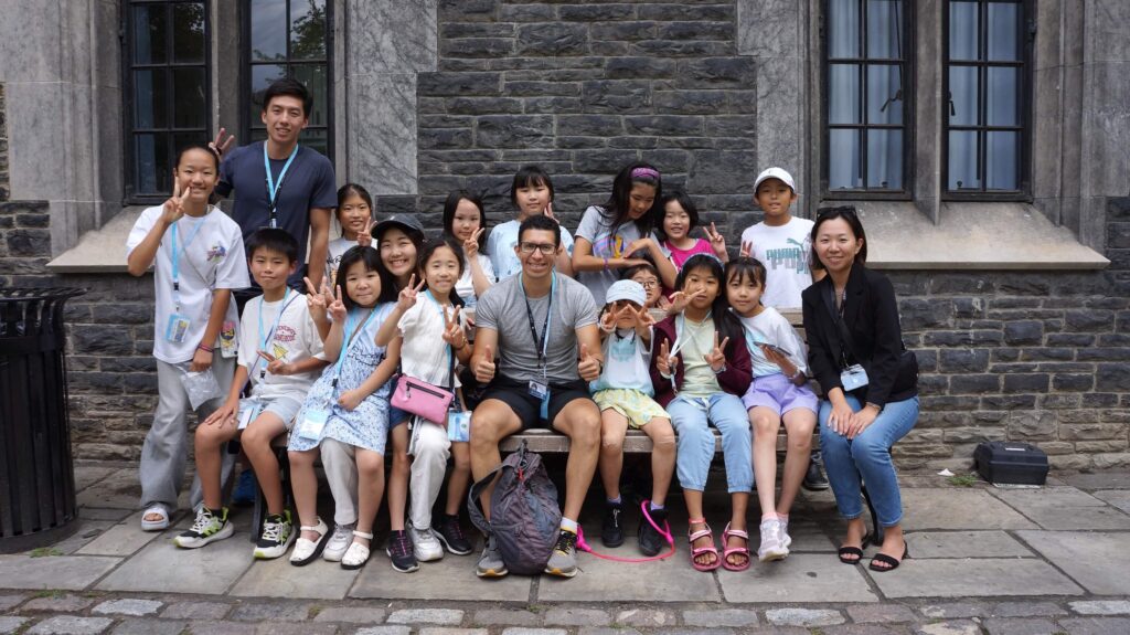 Life Journeyが手配したジュニア留学で講師や引率者と子どもたちが一緒に写る集合写真