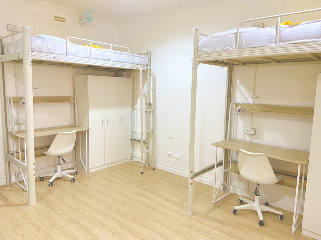 3Dアカデミーの3人部屋（ロフトベッドとデスクが備え付けられたタイプ）