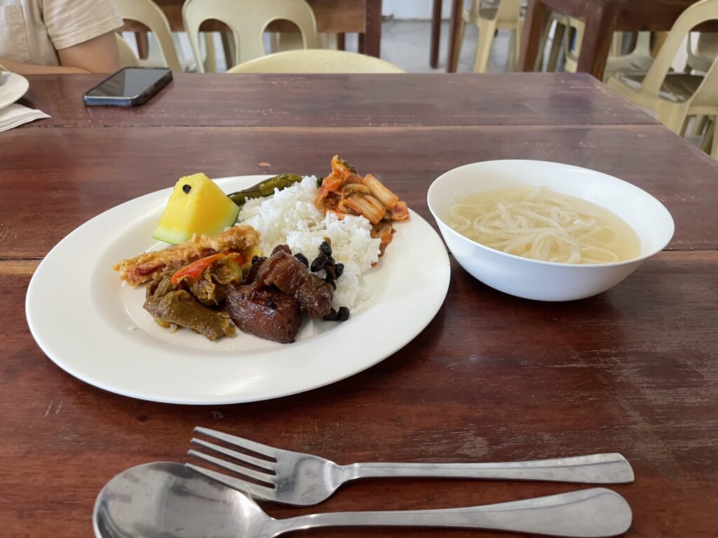 E-ROOM Language Centerの食事例(ご飯とおかず、スープ付きのプレート)