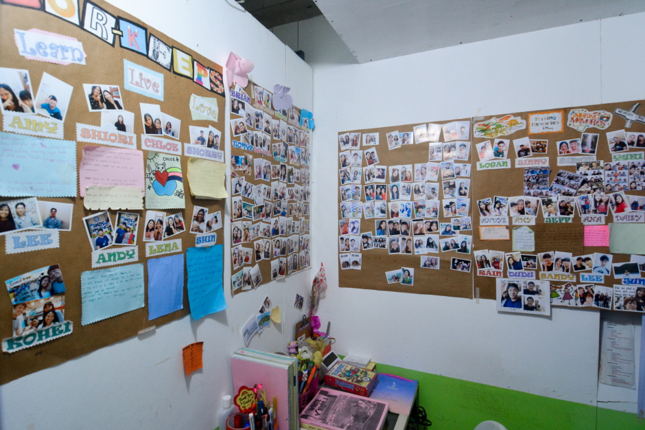 E-ROOM Language Centerの掲示板に貼られた学生の写真やメッセージ
