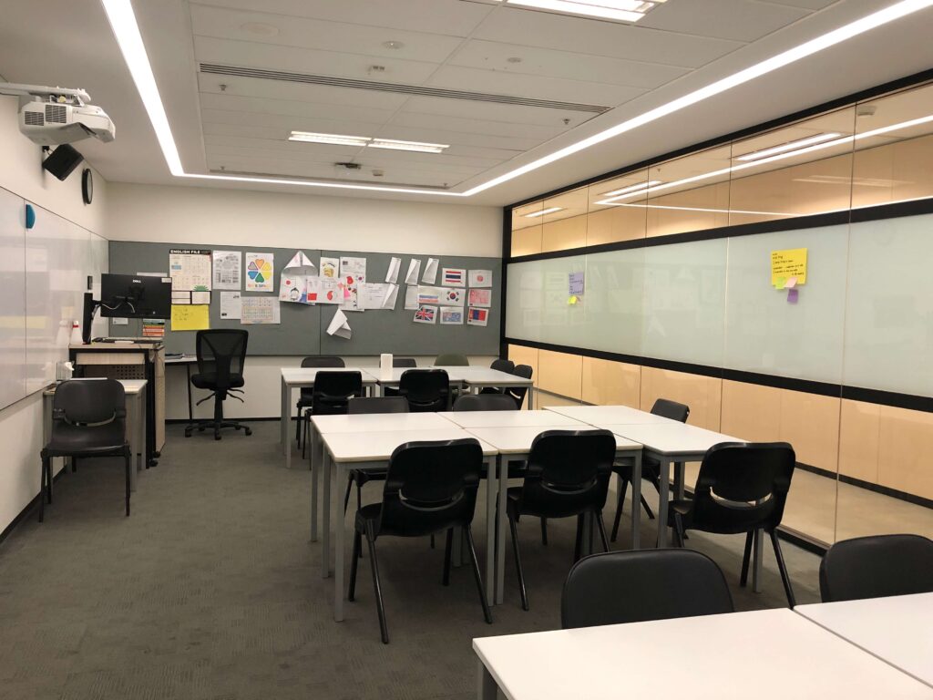Navitas English シドニーハイドパーク校の教室内観。机と椅子が配置された授業用教室