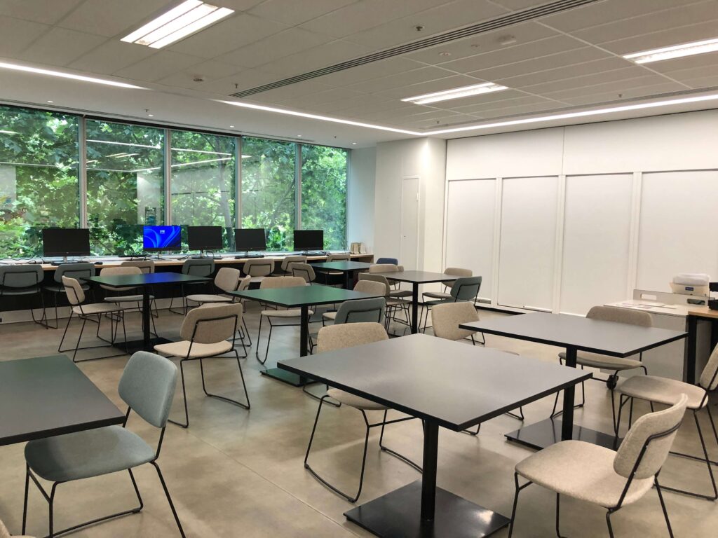 Navitas English シドニーハイドパーク校の教室内観。テーブルと椅子が配置された学習スペース