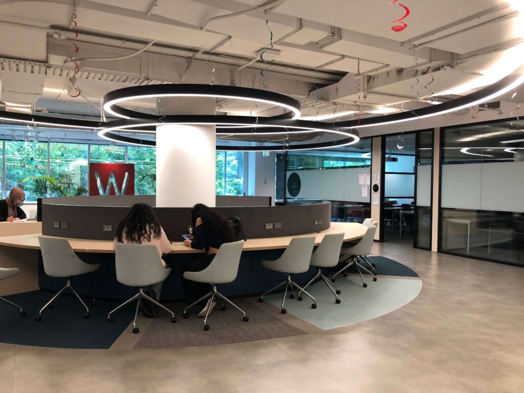 Navitas English シドニーハイドパーク校の共用カウンタースペースで学習する学生