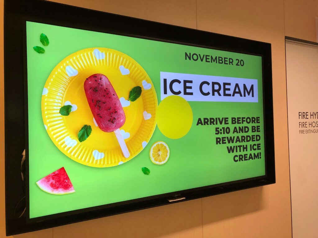 Navitas English シドニーハイドパーク校の校内イベント案内モニター