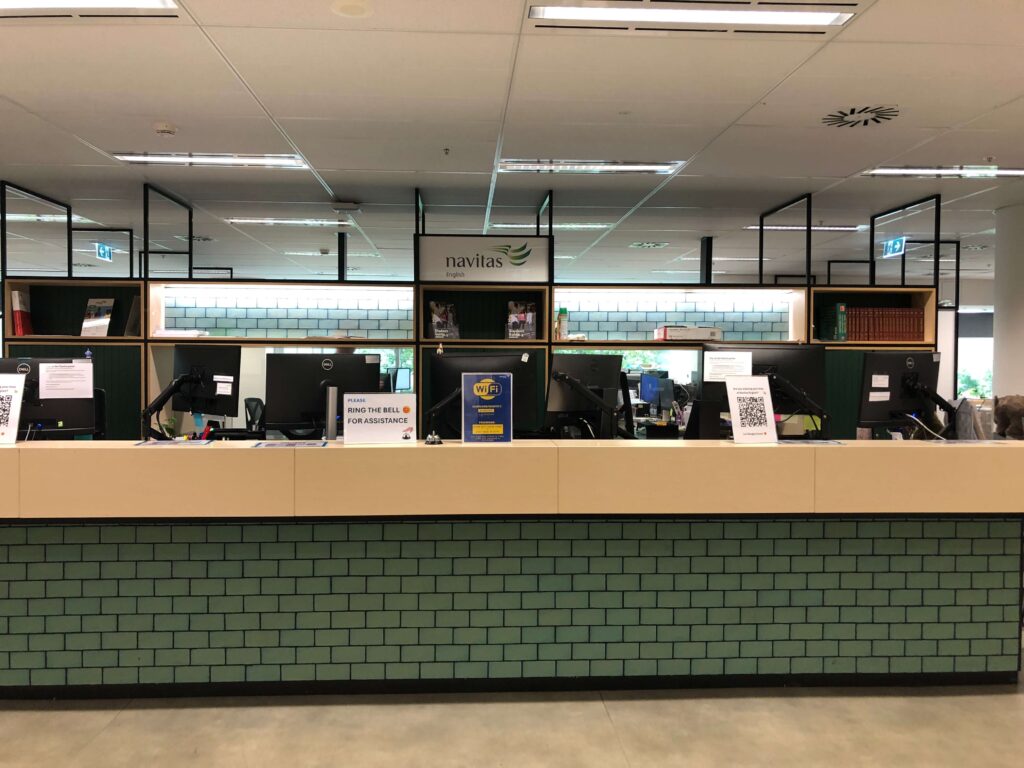 Navitas English シドニーハイドパーク校の受付カウンター