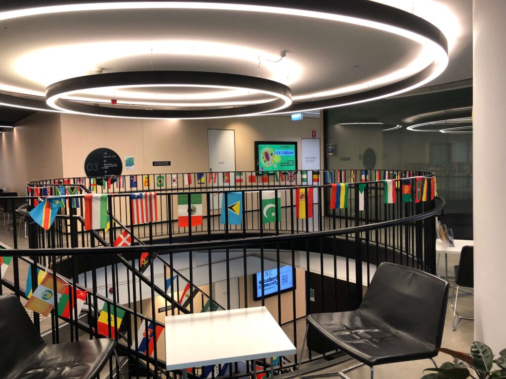 Navitas English シドニーハイドパーク校の学生ラウンジ。各国の国旗が飾られた交流スペース