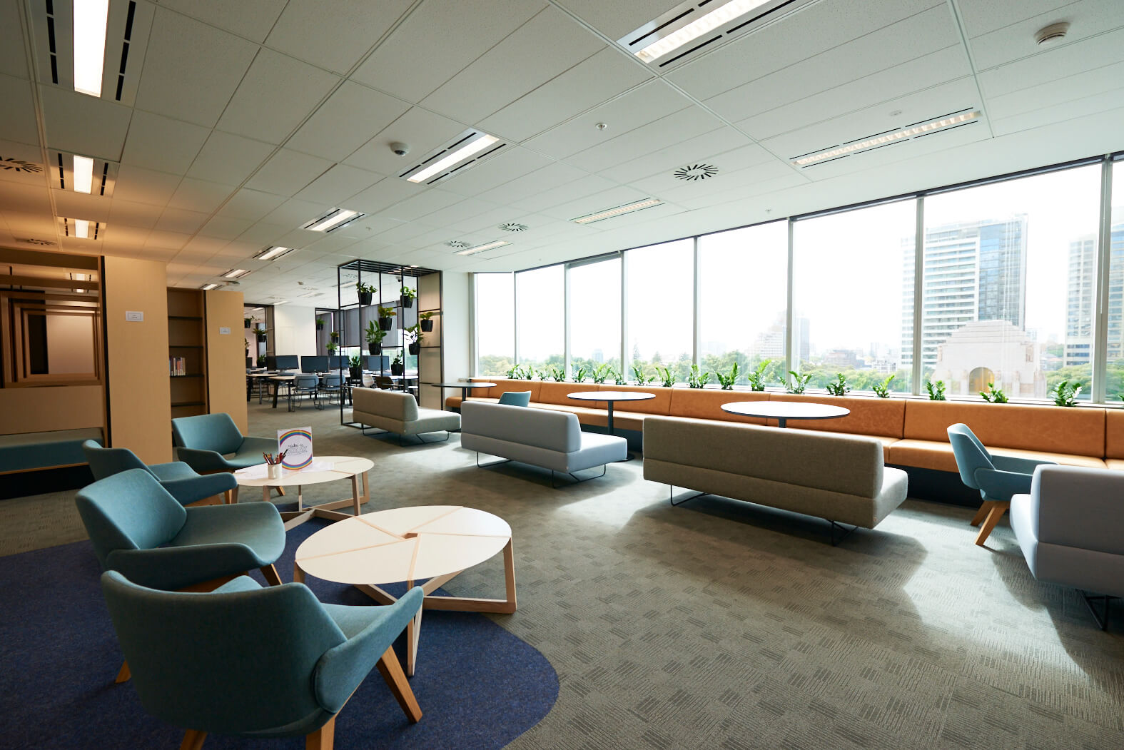 Navitas English シドニーハイドパーク校の学生ラウンジ。大きな窓とソファ席がある共有スペース