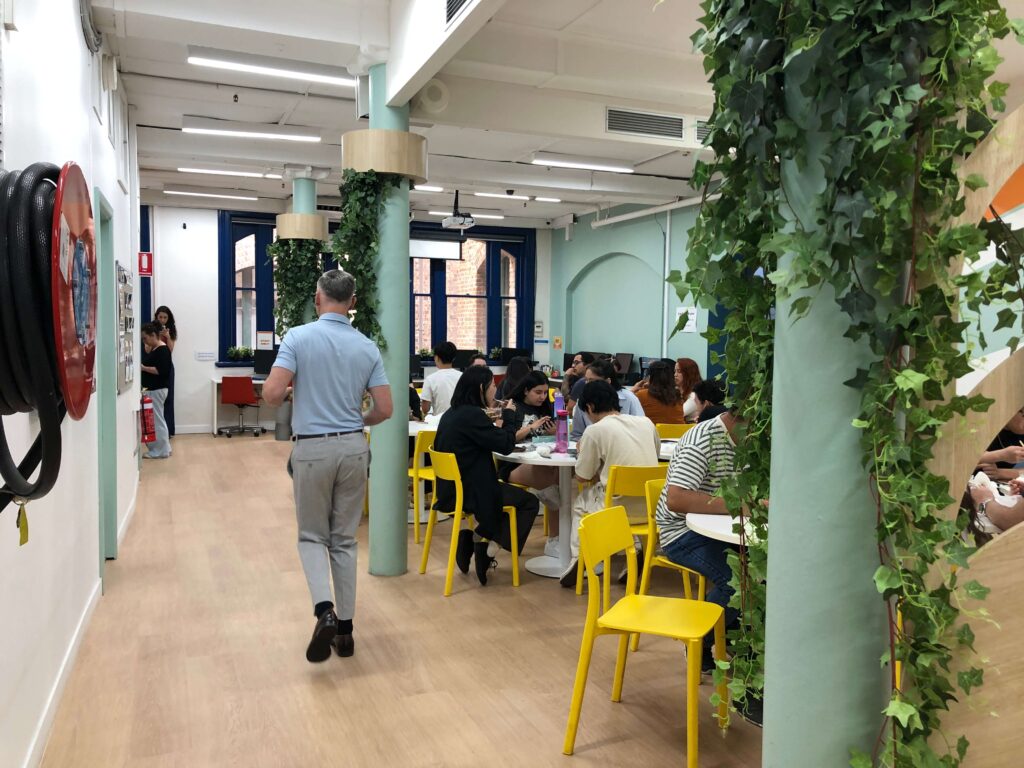 Universal English Collegeシドニー校の学生ラウンジ。テーブルが配置された共有スペース