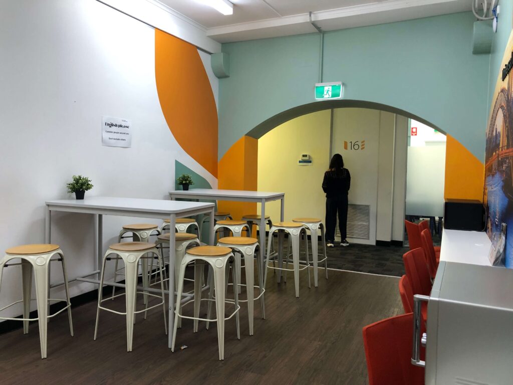 Universal English Collegeシドニー校のカフェテリア。学生が休憩や交流に利用するスペース