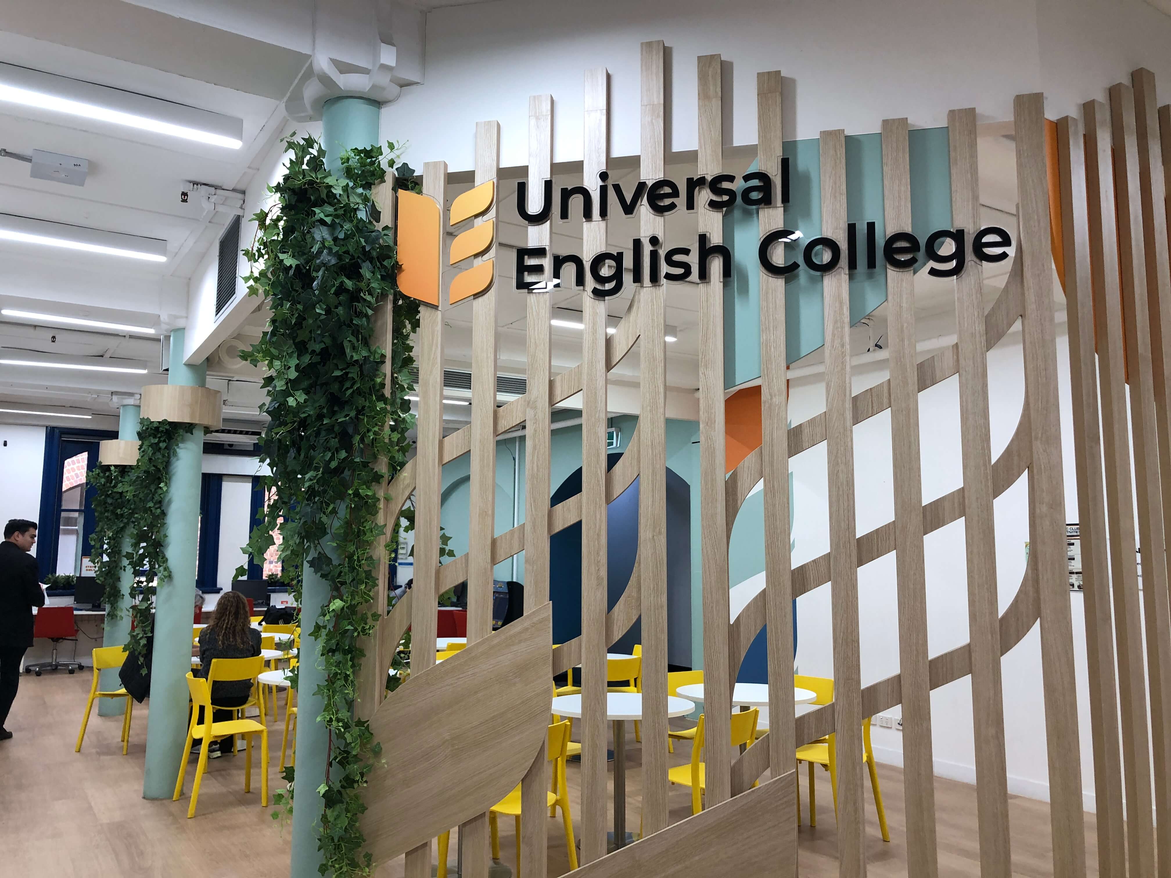 Universal English Collegeシドニー校の校内ロゴサイン