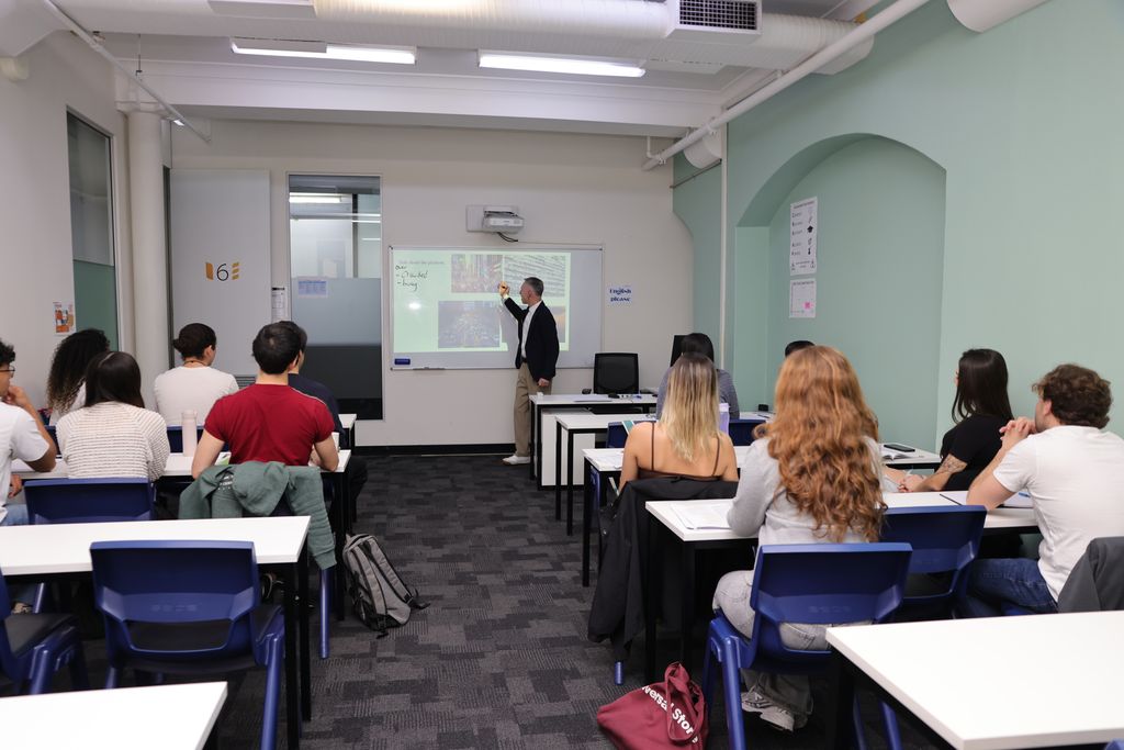 Universal English Collegeシドニー校の教室で行われる英語授業の様子