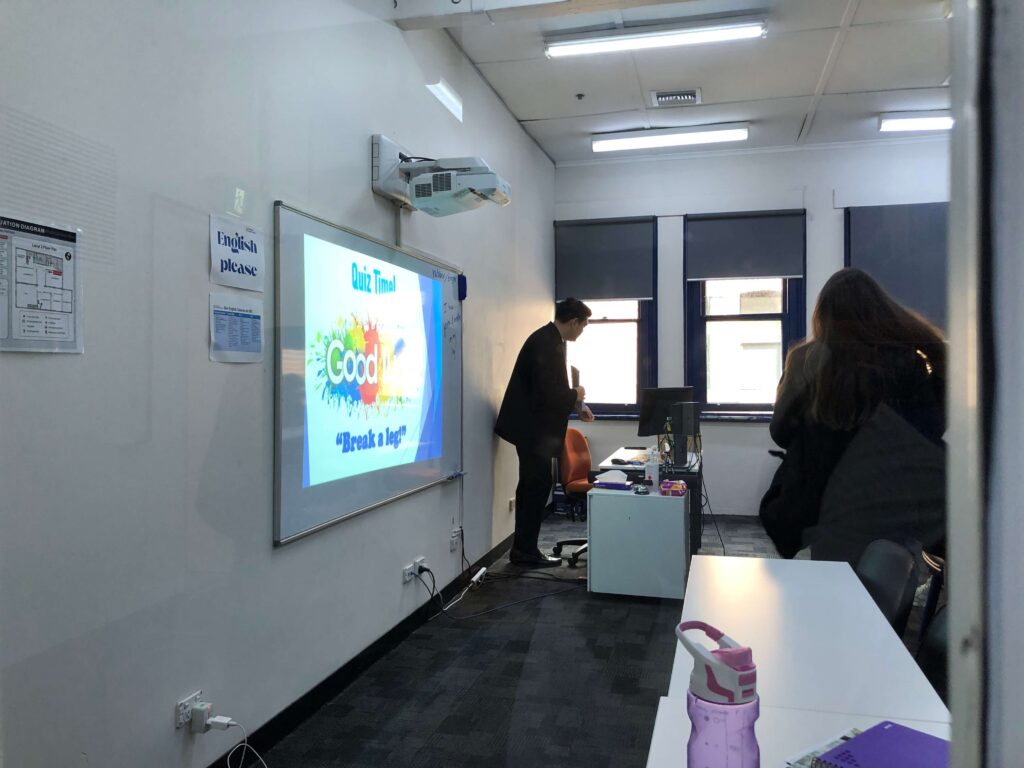 Universal English Collegeシドニー校の教室内観。机と椅子が並ぶ学習スペース