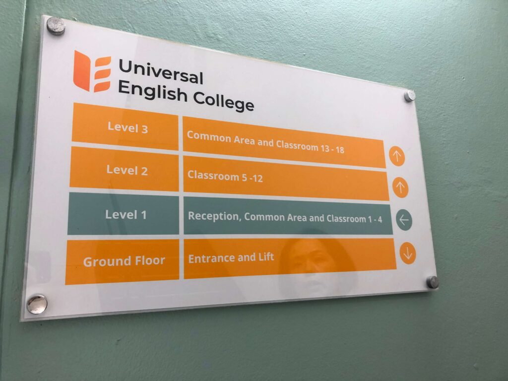 Universal English Collegeシドニー校の校内フロア案内サイン