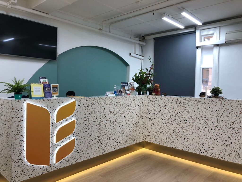 Universal English Collegeシドニー校の受付カウンター