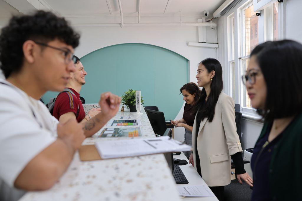 Universal English Collegeシドニー校の受付カウンター