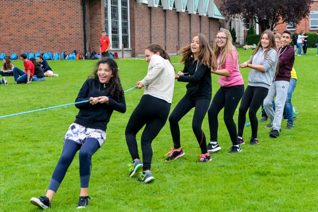 Atlas Language School Dublinのジュニアプログラムで、屋外スペースにてグループでアクティビティを行う生徒たちの様子