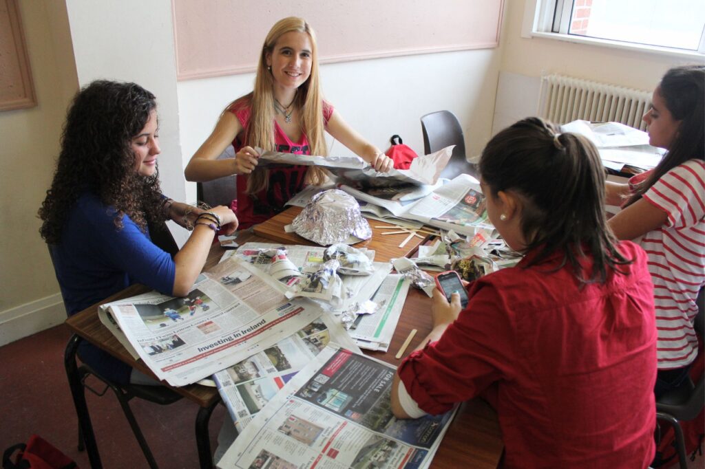 Atlas Language School Dublinのジュニアプログラムで、室内でアートやクラフトの制作活動に取り組む生徒たちの様子